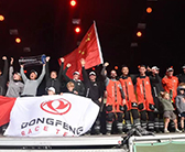 五星红旗因中国东风队飘扬在世界最高舞