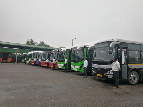 比亚迪携手印度合作伙伴共向峰会提供9台纯电动巴士.jpg